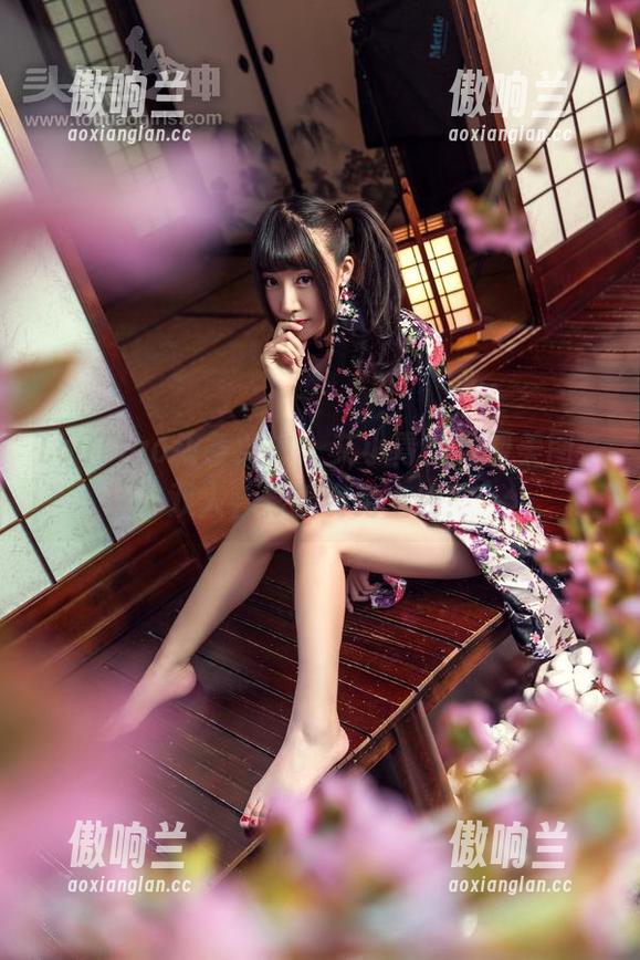 TouTiao头条女神-艾小青 TouTiao头条女神 - 艾小青的免费美图,双人合影新姿势上线!