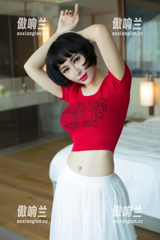 UGirls尤果网-艾小青 UGirls尤果网 - 看艾小青的JK合集,更新时不小心露了个小脚丫?
