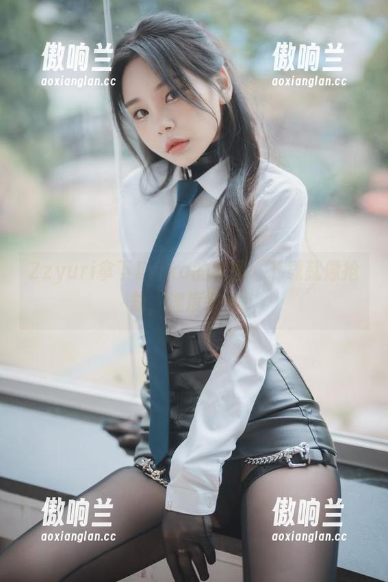 Zzyuri Zzyuri拿下Erika的套图,下载就像抢劫,速度快点!