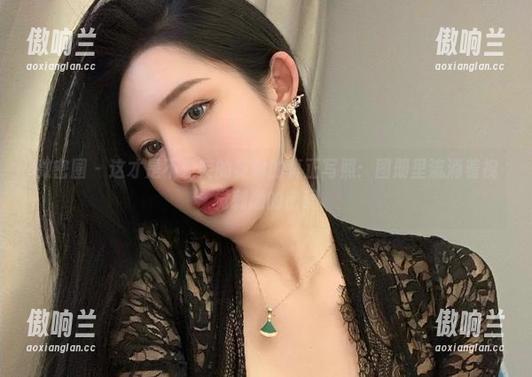 微密圈 - 这才是不爱笑的赛琳的真正写照：图册里流淌着视觉刺激的密码