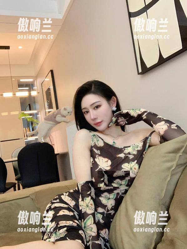 不爱笑的赛琳 微密圈 - 套图在手,不爱笑的赛琳的丝袜你我共享,下载也没那么复杂~