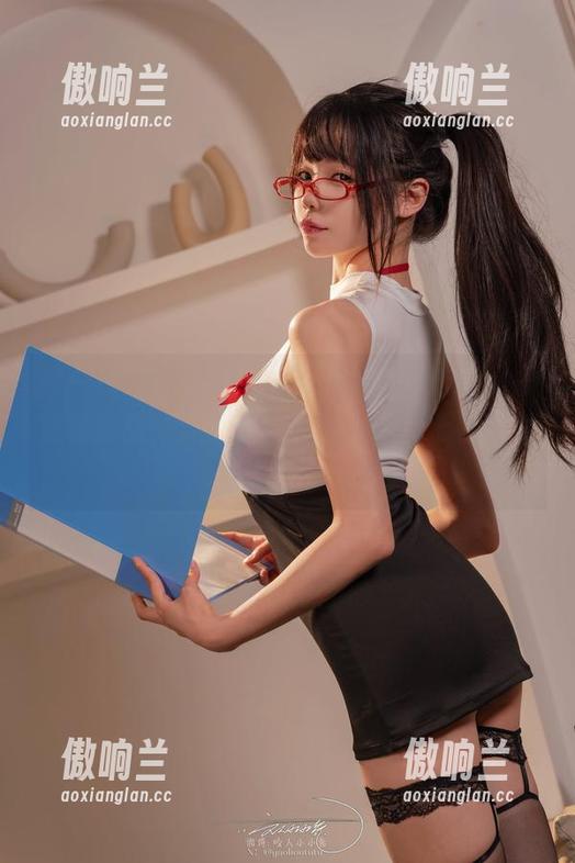 咬一口兔娘 咬一口兔娘的雨后小故事,每一张都像初恋般清甜,分享过去的时光,真心打动人心!