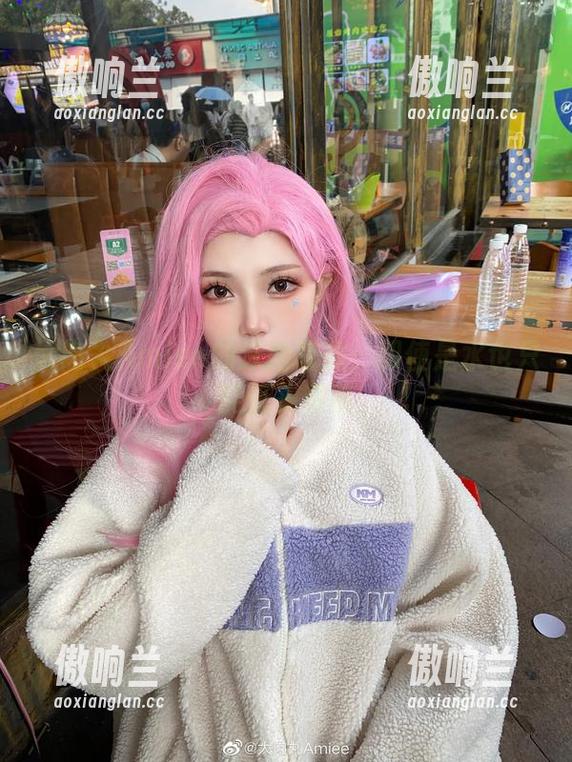 大肉丸Amiee的泳池写真：即使是水也只能低头羡慕