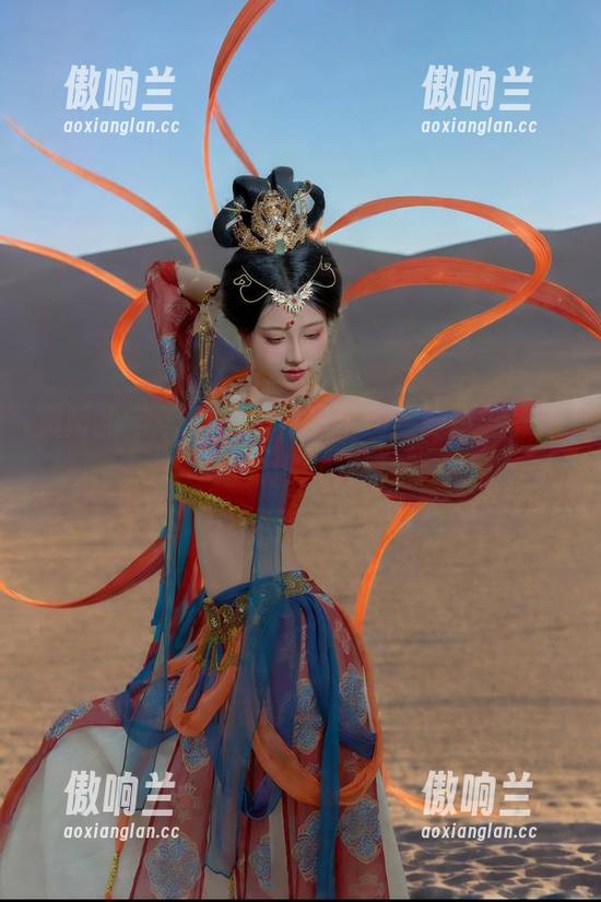 年年Nnian 撒娇的年年Nnian,偶尔冷艳的白露,原图与套图谁更撩?