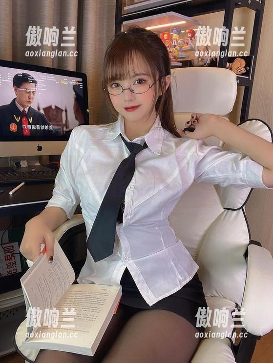 微密圈 - 集合现场：张思允与最新吊带黑丝，我的目光被抓住了。