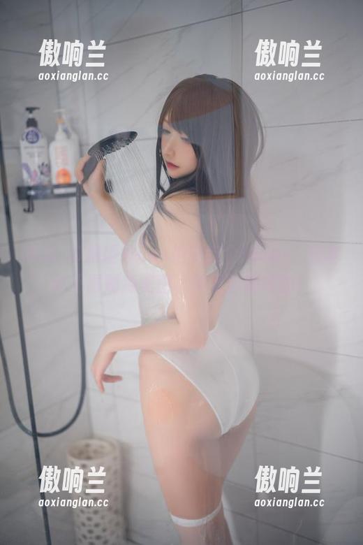 念念_D 念念_D把婚纱cos拍到这个level,根本舍不得刷掉美图,冲着好感去的!