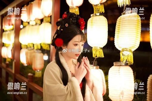 桃墨公子 蓝猫霸占桃墨公子写真:这比我家的猫还上镜!