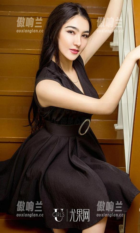 爱尤物-李丽莎 爱尤物 - 李丽莎的毛衣定制写真,感觉每一针都是心思。