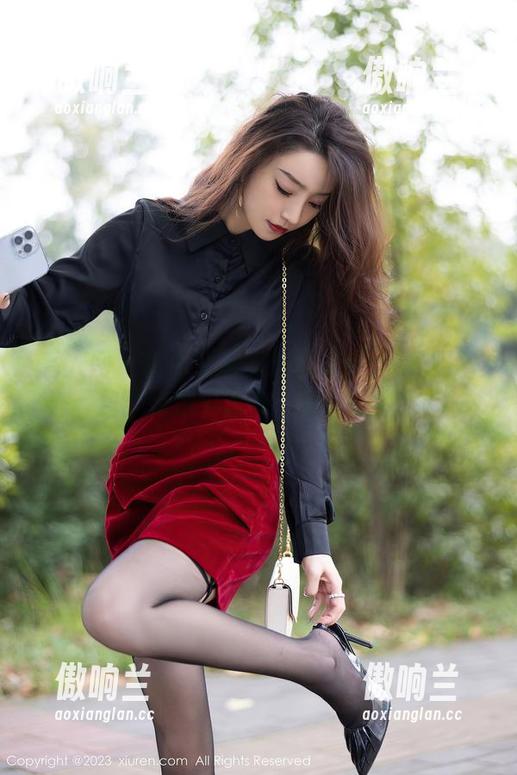 秀人网 - 偷偷分享赵惟依coco的礼服图包：惊艳中藏着一丝小打趣！