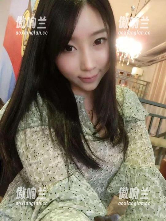 微密圈 - 写真里：紫色哒豚豚的礼服，时而俏皮时而冷酷，别致得很