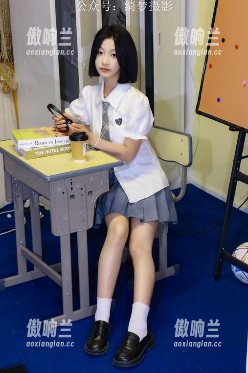 绮梦摄影 - 蔡蔡的灰丝作品：那条丝，发出一丝微光