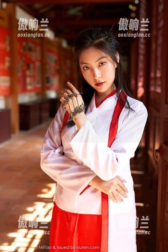 蜜桃社-桃乃香Tina 蜜桃社 - 桃乃香Tina的最新图包告诉我们,裤子里之丝的奥秘!