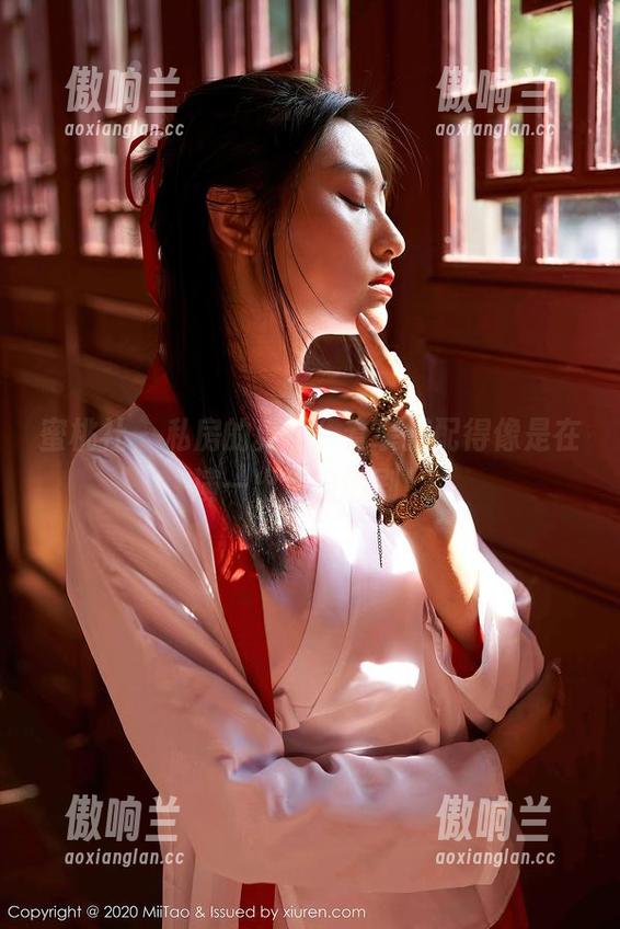 蜜桃社 - 私房的真希，套装搭配得像是在演一出滑稽话剧！