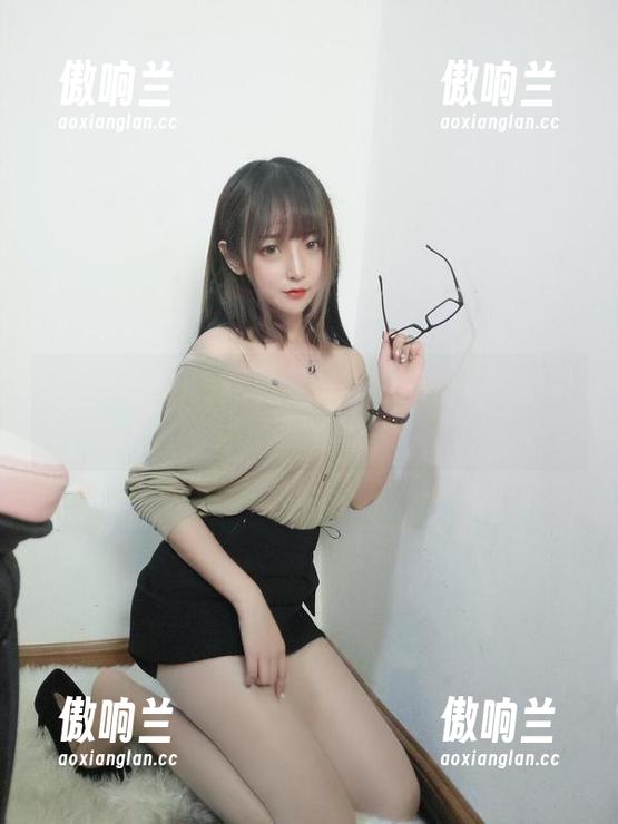 纯粹的私拍，过期米线线喵的裸足图集引人瞩目。