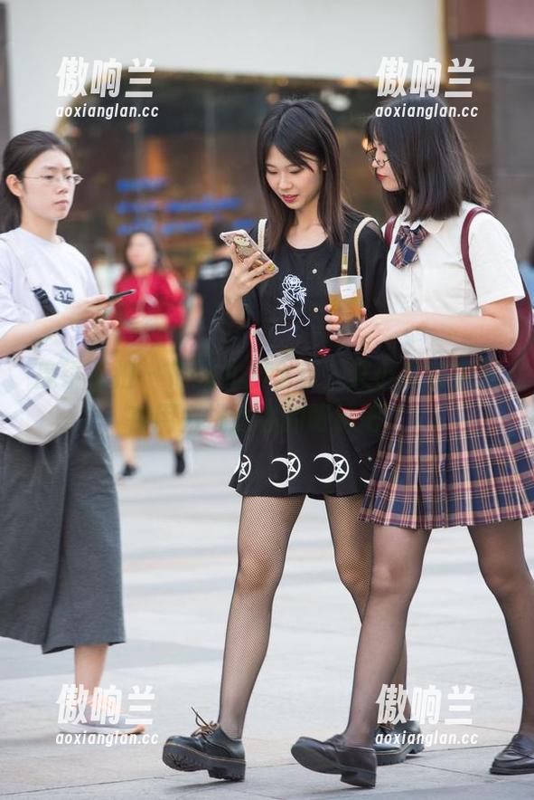 魔镜街拍 - 他的礼服全套，艾小青其实是在用力挑逗你的眼神吧？