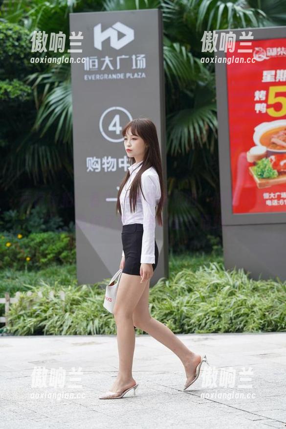 魔镜街拍 魔镜街拍:看牛仔裤和高跟的“激情碰撞”,给你又爱又恨的复杂情绪。